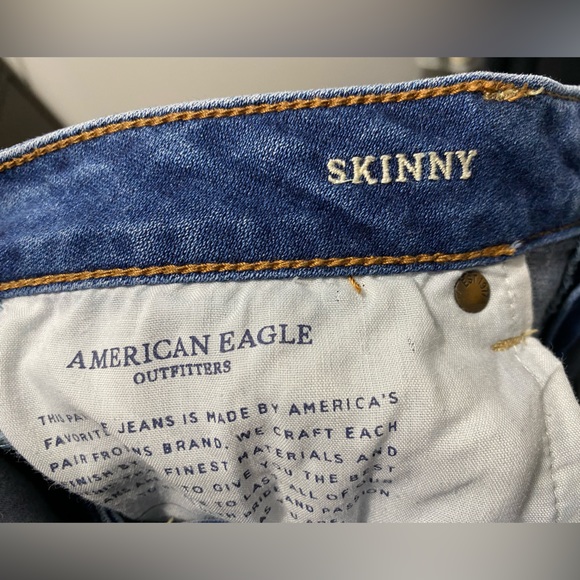 Size 10 AMERICAN EAGLE Medium Wash Distressed Skinny Jeans - Picture 3 of 4